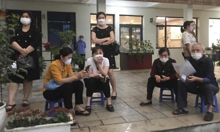 Phụ huynh bức xúc khi làm thủ tục nhập học cho con ở trường THCS Lương Thế Vinh