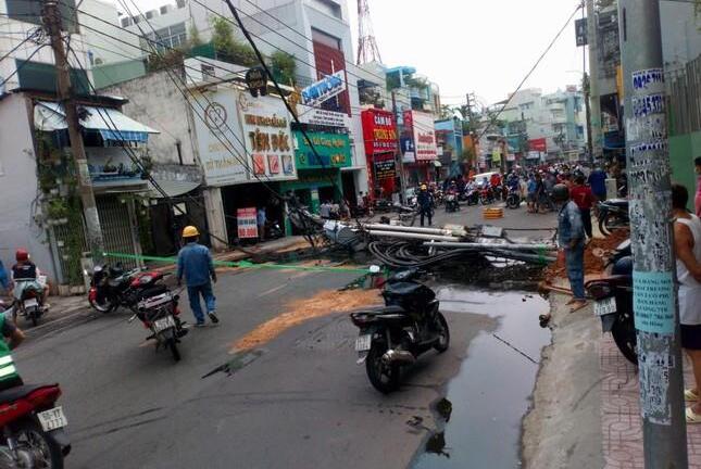 TP.HCM: Trụ điện đổ nhào xuống đường do đào hố thi công