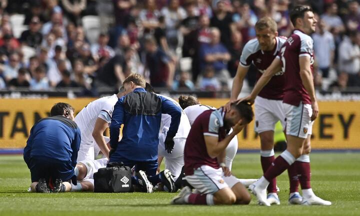 Khiến đối thủ gãy chân, cầu thủ West Ham bật khóc nức nở