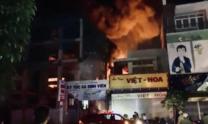 Cháy nhà xưởng, sinh viên ở KTX ĐH Sư phạm TP.HCM tháo chạy trong đêm