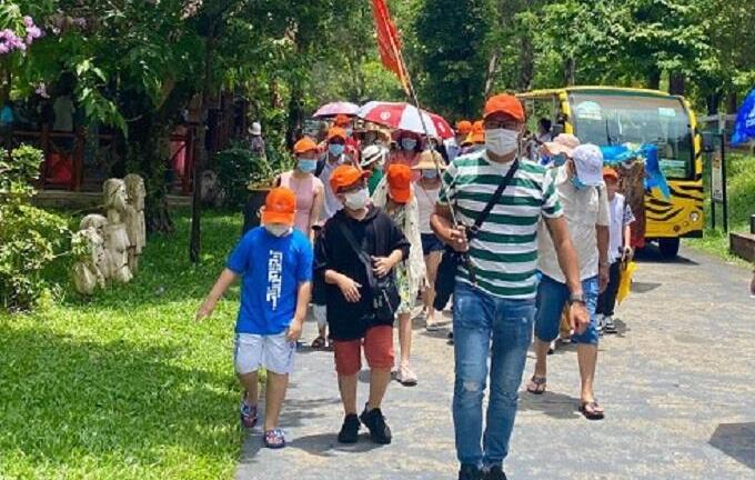 Khách bùng nổ, ngành du lịch thiếu nhân sự, hướng dẫn viên phải kiêm bồi bàn