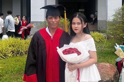 Xúc động khoảnh khắc nữ sinh khoác áo cử nhân cho người cha thợ hồ 