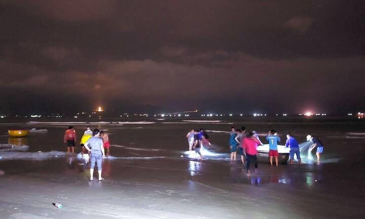 Tắm biển sớm, một hiệu trưởng ở Đà Nẵng bị sóng cuốn