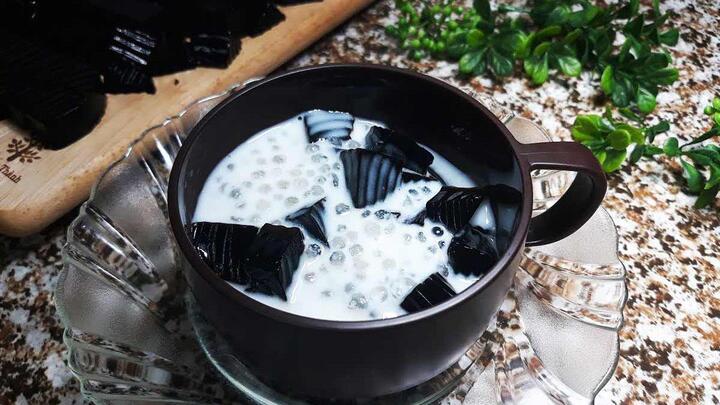 Hóa ra món thạch đen được làm từ loại cây này, có người còn nhầm là cây dại