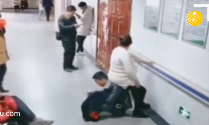 Tìm mãi không có ghế trống, chồng ngồi bệt dưới đất làm ghế cho vợ nghỉ chân