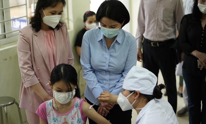 Trẻ 5-11 tuổi nên ăn gì trước và sau tiêm vaccine COVID-19?