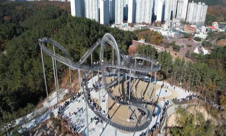 Video: Cầu thang như đường ray tàu lượn siêu tốc ở Hàn Quốc