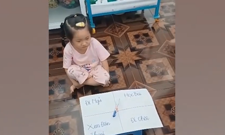 Vẻ cam chịu của bé gái khi quay trúng ô 'học bài'