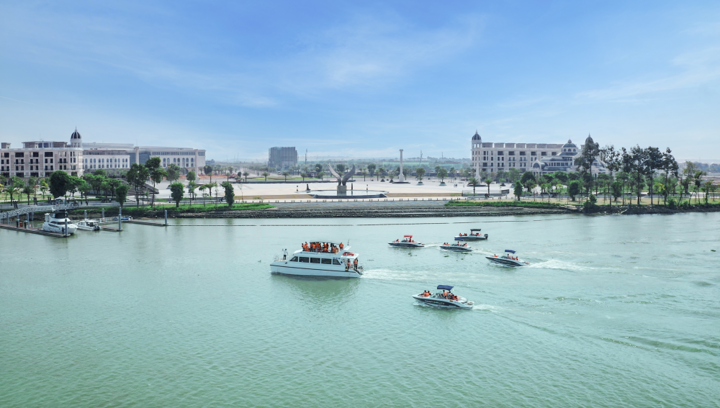 Sức hút của tour trải nghiệm Aqua City bằng du thuyền, cano