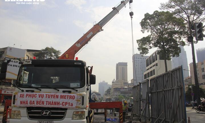 TP.HCM: Tháo dỡ 'lô cốt' bằng tôn trên đường Lê Lợi sau nhiều năm rào chắn