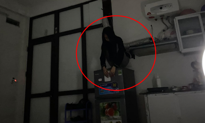 Nửa đêm thấy bạn cùng phòng hành động lạ trên nóc tủ, cô gái 'cầu cứu' dân mạng