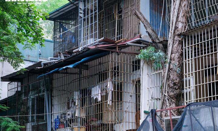 Cháy nhà, 5 người chết: Hiểm họa từ những 'chuồng cọp' chằng chịt ở khu tập thể