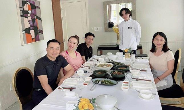 Ảnh Chi Bảo ngồi chung mâm với vợ cũ lẫn vợ mới khiến dân mạng ngưỡng mộ