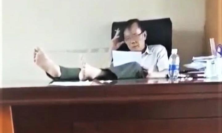 Hạt trưởng kiểm lâm 'gác hai chân lên bàn làm việc' được bố trí làm hạt phó