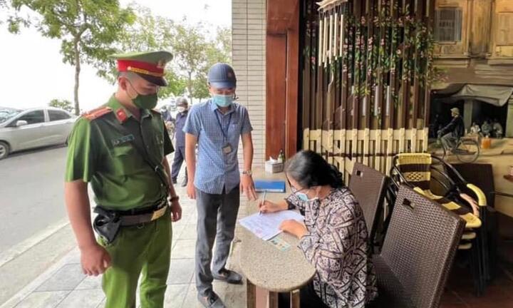 Xử phạt nhiều hàng quán thu tiền người dân ngồi ghế đá ở hồ Tây, Hà Nội