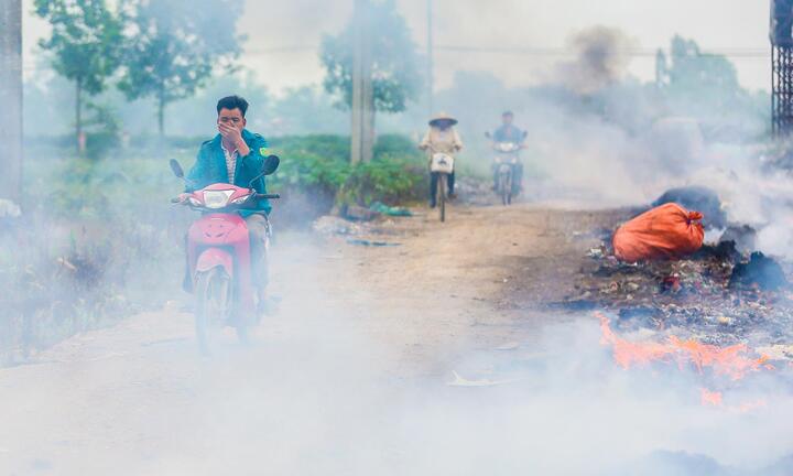 Ảnh: Cuộc sống mịt mù khói ô nhiễm ở làng tái chế rác thải nhựa lớn nhất Hà Nội