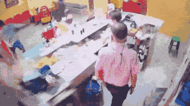 Video: Cụ bà đạp nhầm chân ga, ô tô lao thẳng vào phòng khám