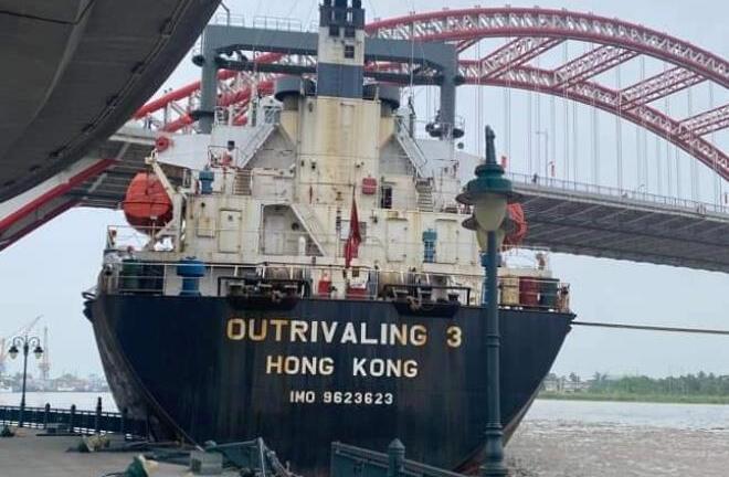 Hải Phòng: Tàu biển hơn 12.000 tấn xảy ra sự cố, trôi vào gầm cầu Hoàng Văn Thụ
