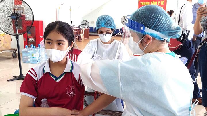 Ảnh: Hơn 10.000 trẻ 5 - 11 tuổi tại Đà Nẵng tiêm vaccine COVID-19