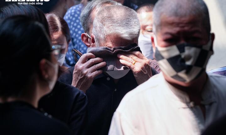 Ảnh: Đám tang đẫm nước mắt tiễn biệt 5 người cùng gia đình bị chết cháy ở Hà Nội