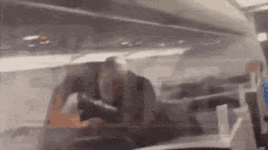 Video: Liên tục bị quấy rầy, Mike Tyson đấm hành khách chảy máu trên máy bay 