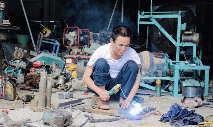 Video: Lão nông biến sắt vụn thành máy móc phục vụ nông nghiệp