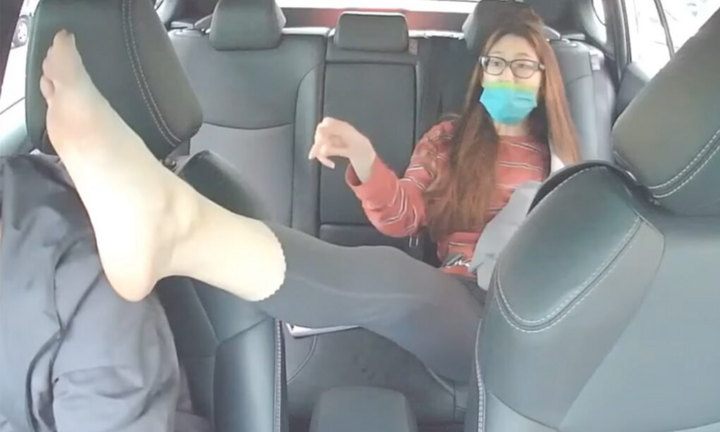 Cô gái dí chân vào mặt tài xế bắt ngửi, đầu đuôi sự việc còn gây phẫn nộ hơn