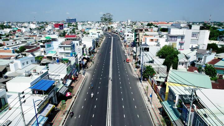 Video: Tuyến đường gần 700 tỷ đồng ở cửa ngõ TP.HCM trước ngày thông xe