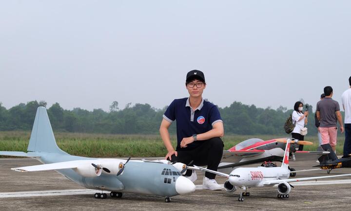 Nam sinh chế hàng trăm 'siêu máy bay', vận tốc hơn 180km/h