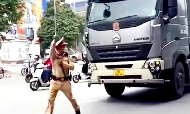 Lái xe bỏ chạy suýt tông CSGT: Tài xế container bị tước giấy phép lái xe