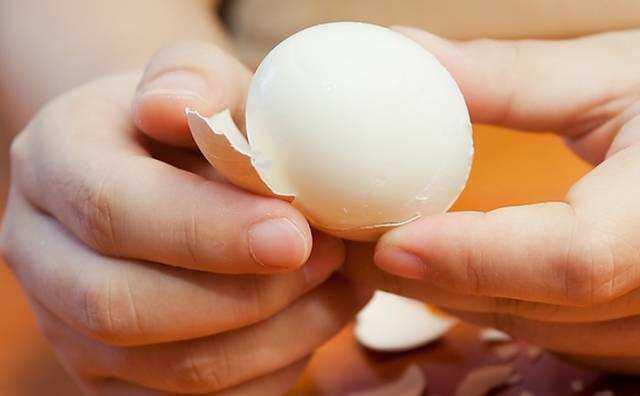 Làm nguội trứng luộc bằng nước lạnh có sao không?
