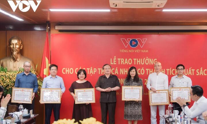 VOV khen thưởng các tập thể và cá nhân có thành tích xuất sắc năm 2021