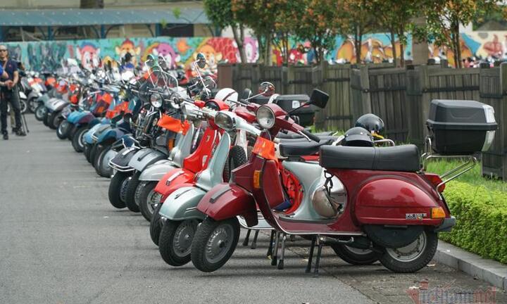 Ngắm dàn xe máy Vespa cổ trên 50 tuổi quy tụ ở Hà Nội