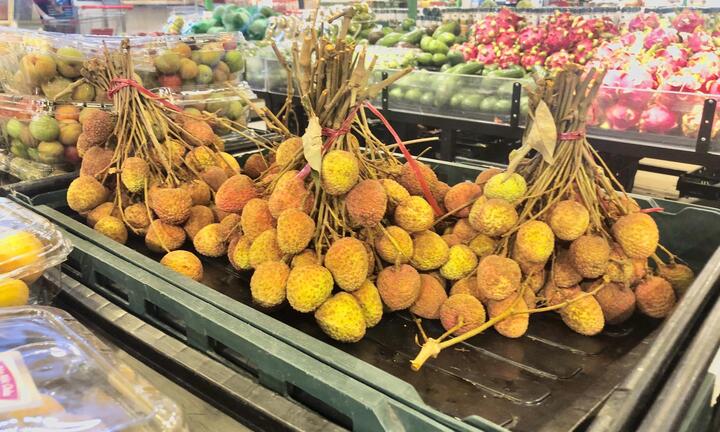 Vải đầu mùa xuất hiện, giá ‘chát’ nhưng vẫn cháy hàng