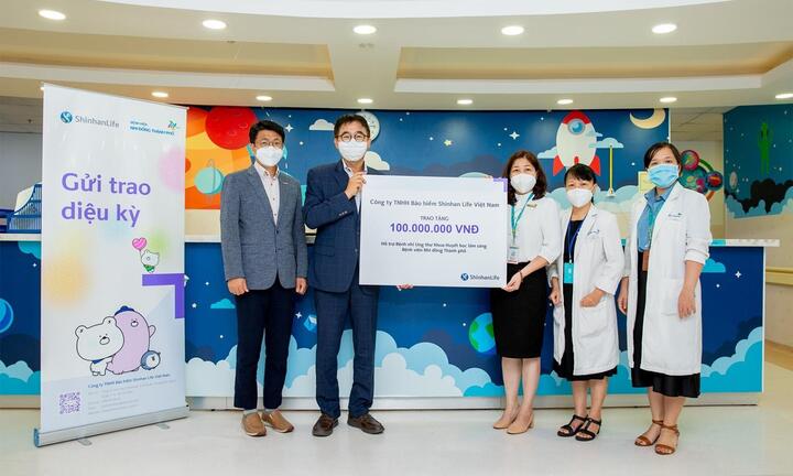 Shinhan Life Việt Nam hỗ trợ bệnh nhi ung thư máu tại TP.HCM
