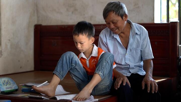 Video: Cậu bé không tay, dùng chân viết chữ 