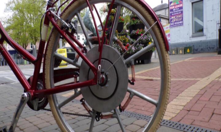 Video: Bánh xe đạp biến trọng lượng của người lái thành lực đẩy