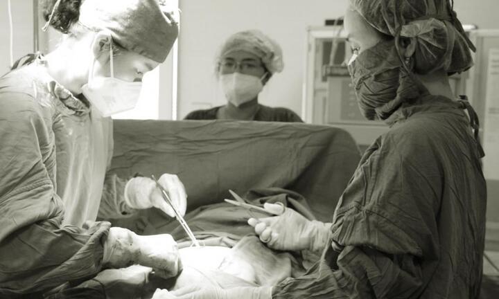 Nghĩ mang bầu, đi khám mới phát hiện khối u 7kg 