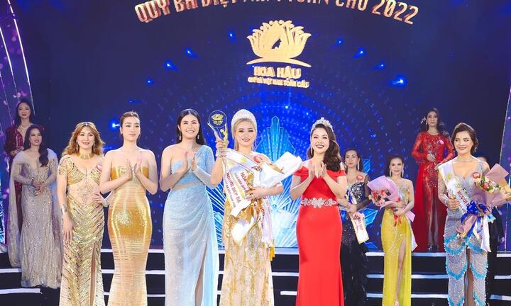 Trịnh Thị Lan đăng quang Á hậu 2 Hoa hậu Quý bà Việt Nam Toàn cầu 2022
