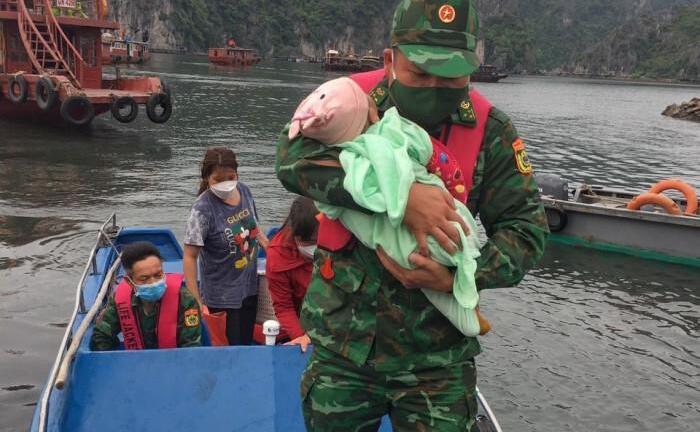 Bé gái 1 tuổi được cứu sống sau khi rơi xuống biển ở Quảng Ninh