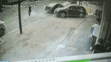 Video: Mái nhà từ trên rơi xuống, 3 người đi đường chạy thoát thân