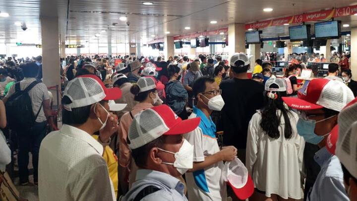 Video: Hành khách đổ về sân bay Nội Bài, Tân Sơn Nhất dịp nghỉ lễ 30/4