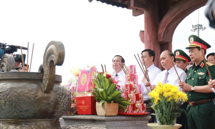 Chủ tịch nước dâng hương tưởng niệm anh hùng liệt sĩ Thành cổ Quảng Trị