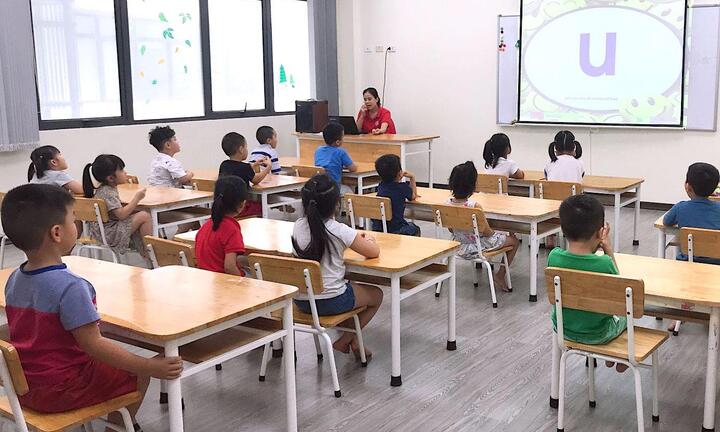 Giáo viên dạy 4 ca/ngày, kiếm bội tiền từ lớp tiền tiểu học