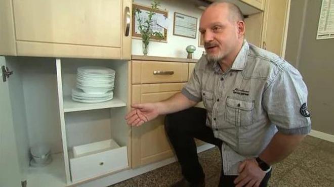 Mua tủ bếp cũ, 'nhặt' được gần 4 tỷ đồng