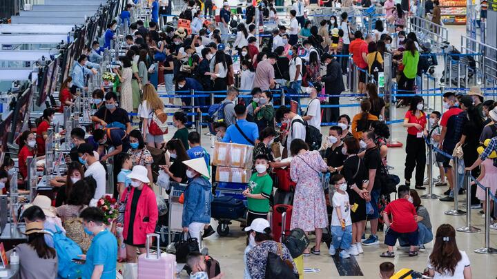 Ảnh: Chưa nghỉ lễ, sân bay Nội Bài đã chật kín người chờ check-in