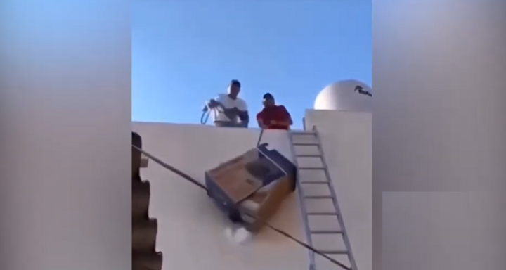 2 thanh niên 'số nhọ' nghệt mặt vì làm vỡ nát máy điều hòa