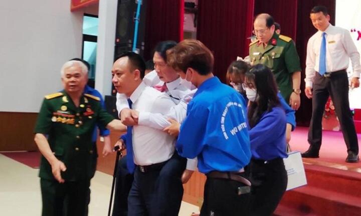 Thầy hiệu trưởng cõng bác thương binh ở lễ kỷ niệm 30/4 gây xúc động