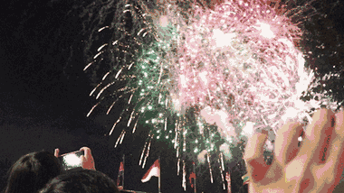 Video: Pháo hoa rực sáng bầu trời TP.HCM đêm 30/4