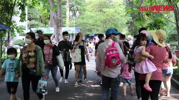 Video: Thảo cầm viên Sài Gòn đông nghẹt khách trong ngày 30/4